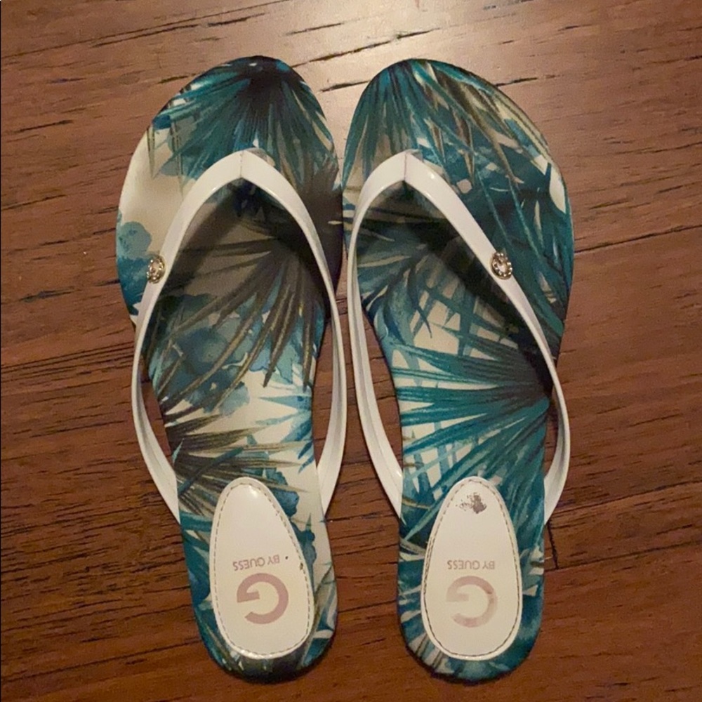 ‼️MOVING SALE‼️ Guess Flip Flops